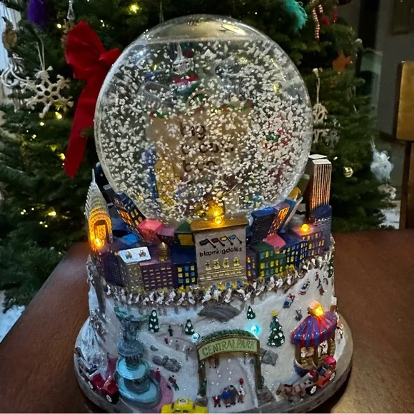 Bloomingdale's NYC Snowglobe/Music Box - Picture 10 of 11